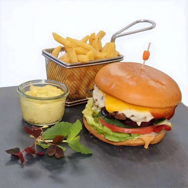 Cheeseburger med pommes frites og dip.